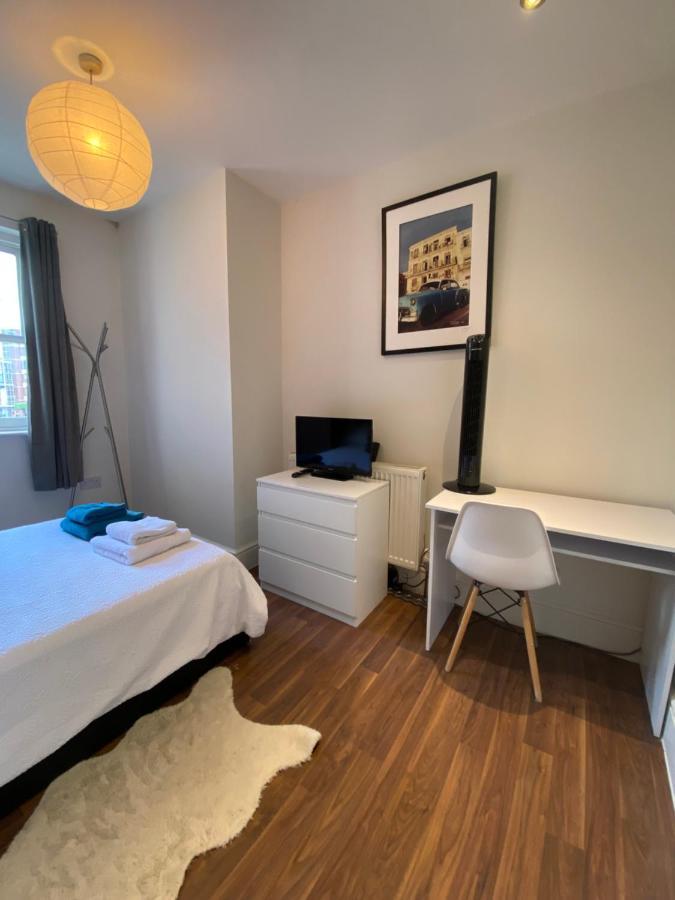 Notting Hill Next Door Bedroom In The Share Flat Лондон Екстер'єр фото