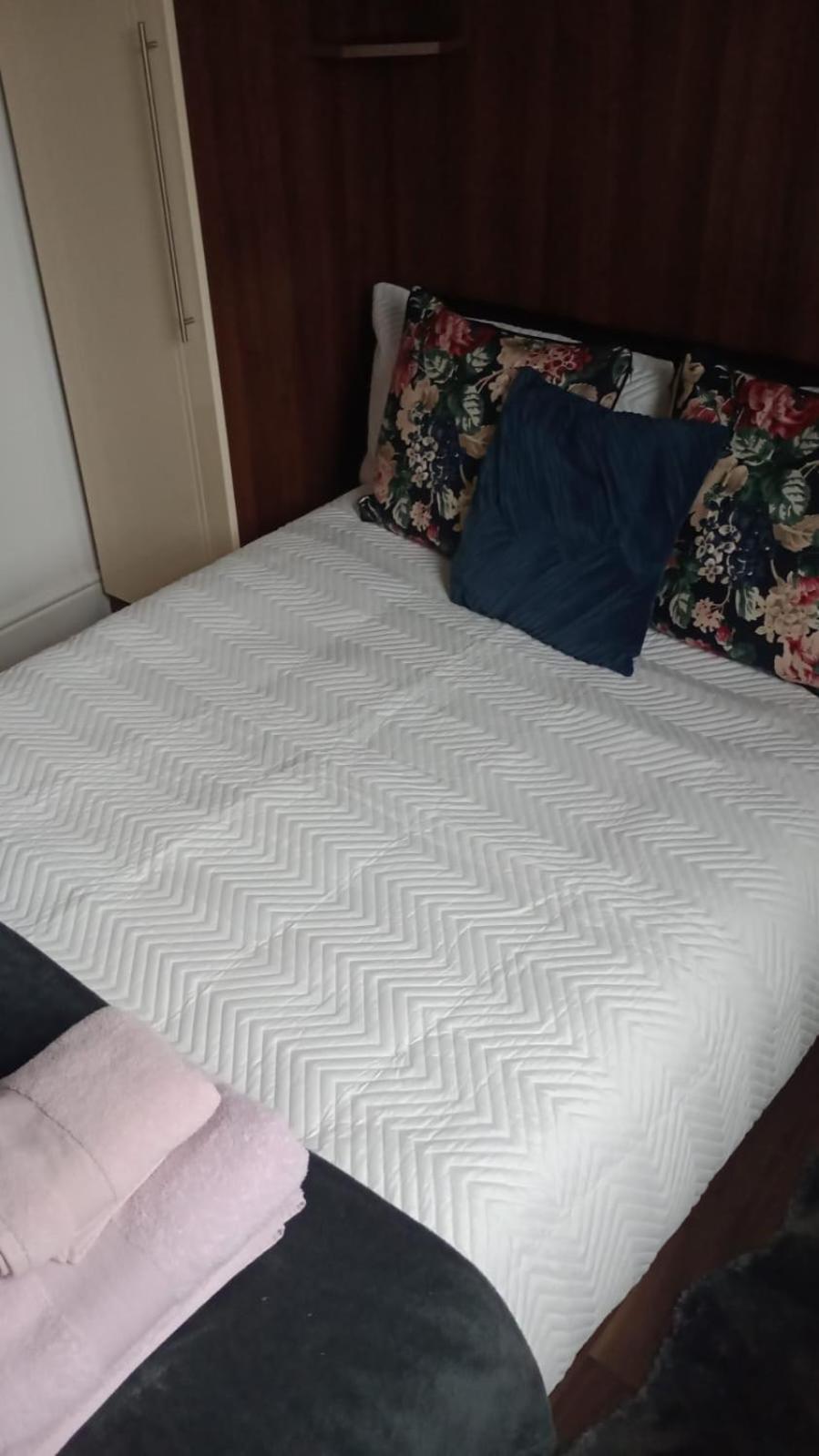 Notting Hill Next Door Bedroom In The Share Flat Лондон Екстер'єр фото