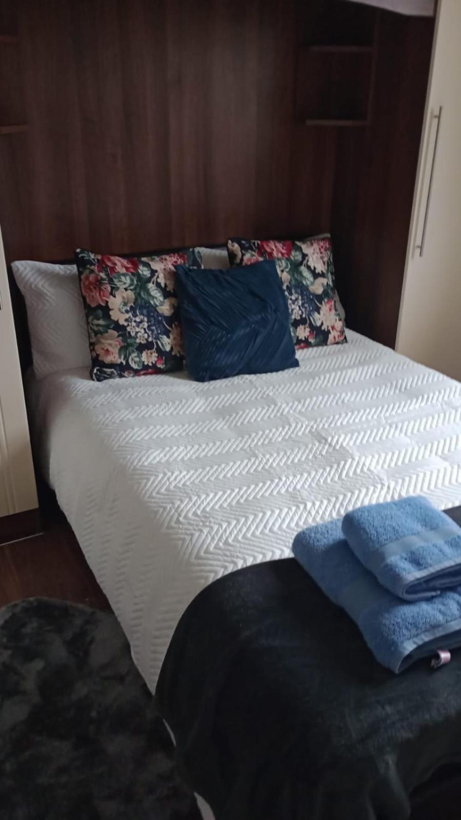 Notting Hill Next Door Bedroom In The Share Flat Лондон Екстер'єр фото