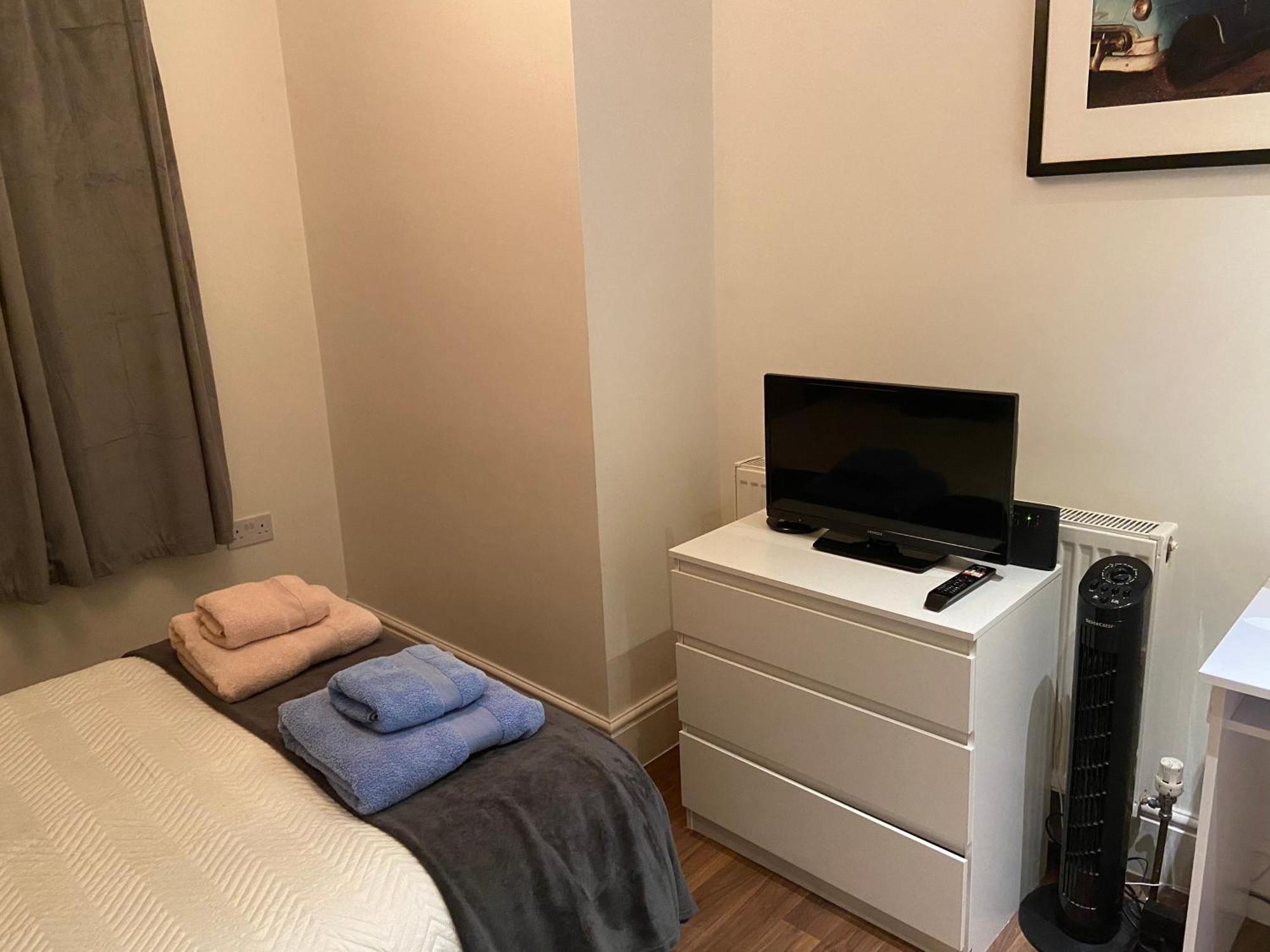 Notting Hill Next Door Bedroom In The Share Flat Лондон Екстер'єр фото